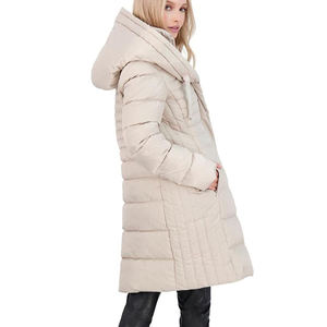 Veste longue matelassée pour femme en toile respirante imperméable en coton avec logo personnalisé, capuche contrastée et capuche amovible - Product Image 2