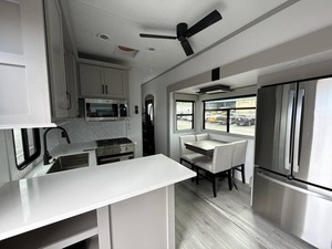 Nouveau 2025 K-e-y-s-t-o-n-e M-o-n-t-a-n-a H-i-g-h C-o-u-n-t-r-y 377FL prêt à la vente - Product Image 3