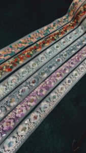 ลูกไม้ปักลายดอกไม้สีสันสวยงามพร้อมรายละเอียดที่ซับซ้อนสำหรับงานหัตถกรรมแฟชั่นและโครงการตกแต่งบ้านที่หรูหรา - Product Image 6