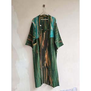 Kimono largo de seda crepé con efecto tie-dye para mujer, estilo bohemio, ideal como pareo de playa con un toque resort-glam. - Product Image 2