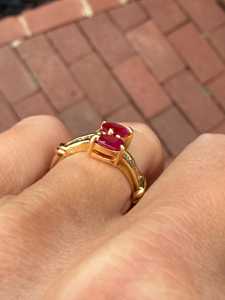 Anillo de Compromiso y Boda de Oro Amarillo de 14K con Rubí Natural en Forma de Pera y Diamantes Baguette, Estilo Toi Et Moi - Product Image 3