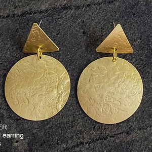 Boucle d'oreille en laiton à texture martelée, légère et de style bohème - ARTWORK MAESTRO - Product Image 1