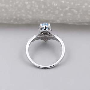 Ensemble de bijoux fins pour femme certifié IGI, avec bague halo en diamant bleu fantaisie taille poire et alliance à sertissage griffe chevron marquise - Product Image 4