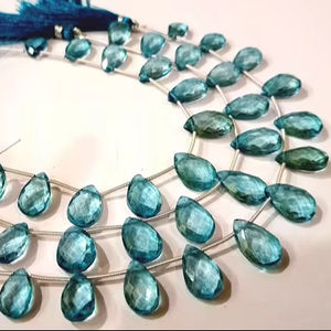 Cuentas de piedras preciosas facetadas en forma de pera de Topacio Azul Londres Natural 8x13 a 10x15mm graduado 8 pulgadas de largo vendido por hebra - Product Image 1