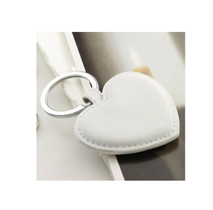 Llavero de cuero de lujo con cuero curtido vegetal y diseñado para el uso diario con forma de corazón - Product Image 6