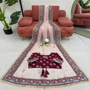 Elegante Sari de diseñador en tela de seda de organza pesada con hilo intrincado y trabajo de secuencia y blusa de seda Mono Benglori a juego - Product Image 5