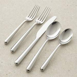 Juego de cubiertos de metal de diseño antiguo, ideal para regalar o para ocasiones de boda, que añade un toque real a la experiencia gastronómica. - Product Image 5