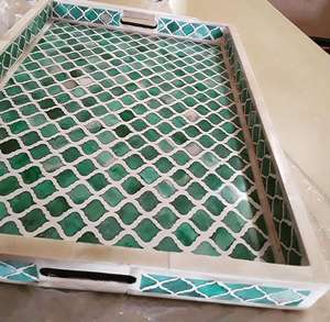 Plateau de petit-déjeuner Logo personnalisé rond en résine avec poignée en métal Plateau de service haut à la mode conçu par un fabricant professionnel de plateau - Product Image 5