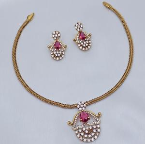 Ensemble de collier élégant de qualité supérieure avec finition mate et pierres AD exclusives et boucles d'oreilles pour mariage pour femmes - Product Image 2