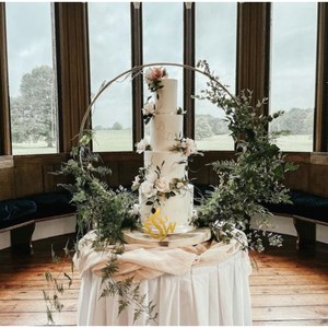 Support de gâteau en arc moderne et élégant fait à la main en bois et en métal de haute qualité support de gâteau de mariage décor de fleur de dîner romantique - Product Image 5