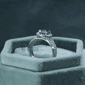 Halo de diamante de corte redondo verde con acentos de solitario estilo anillo de diseño pesado anillo de compromiso para mujer - Product Image 1