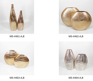 Vase moderne en aluminium fabriqué à la main avec des sculptures géométriques et florales élégantes Une pièce de déclaration chic pour les hôtels et les lieux d'événements - Product Image 6