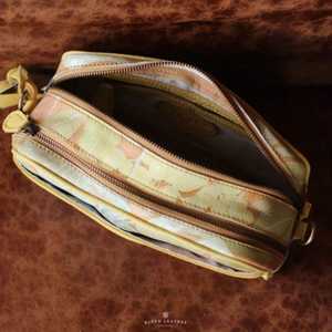 Sac à bandoulière en cuir véritable fait à la main Premium avec art botanique naturel élégant sac de mode unique et durable fabriqué en Indonésie - Product Image 5