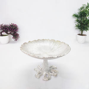 Bol à fruits sur piédestal polonais brillant avec bordure décorative en laiton et poignées Bol de service en métal sur piédestal de qualité supérieure Bol à fruits - Product Image 2