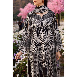 Ensemble de costume en tissu lawn brodé 3 pièces pour femmes Mahnur avec dupatta et pantalon - BIC-4895 - Broderie en organza - Pour l'été ! - Product Image 3