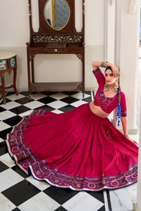 Hermoso estampado Gamthi de seda Cangiri Choli Tasar con diseño en relieve y Gotta Patti Lehenga Wedding Lehenga - Product Image 5