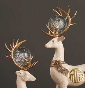 Ensemble de deux sculptures de cerf beige et cristal |   Statues de cerfs pour la décoration de maisons de luxe, élégante paire de rennes beige avec accents de cristal - Product Image 4