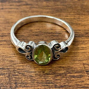 Anillo de Peridoto en Forma de Flor de 2.2 Gramos para Regalo - Product Image 1