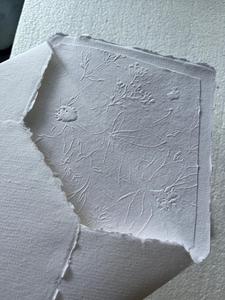 Sobres de papel hechos a mano con trapo de algodón con bordes hechos a medida con forro en relieve ideal para papelería de boda para reventa - Product Image 6