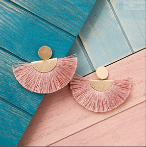Boucles d'oreilles semi-circulaires magiques faites à la main, grandes boucles d'oreilles à franges et pompons - Or - Longues - Product Image 1
