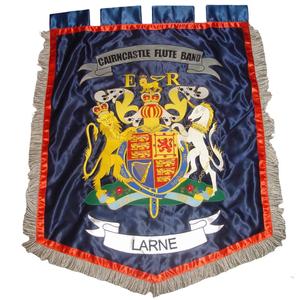 Este es un cartel de la Banda de Marcha Loyalista de Niños Protestantes de Rathcoole, una organización o banda musical con sede en el Norte de Irlanda. - Product Image 2