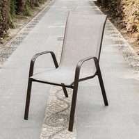 Chaise d'extérieur empilable moderne et minimaliste en maille avec accoudoirs et dossier en fer forgé pour patios, salons de thé et cafés