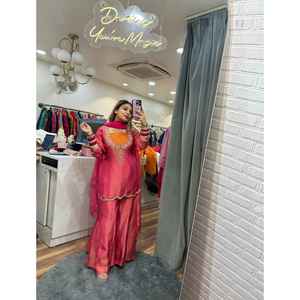 Nouvelle collection de créateurs Simar Silk In-Style Kameez pour les fêtes Brodé Top-Bottom Dupatta Set Entièrement cousu Prêt à porter - Product Image 1