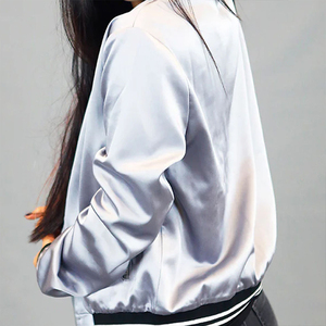 Chaqueta Bomber Azul Lavanda para Mujer, Satén, Ribete a Rayas, Cierre Completo, Ligera, Estilo Deportivo, Informal y Moderna - Product Image 4