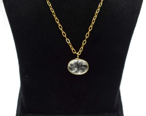 Piedra preciosa de cuarzo transparente tallada natural con forma ovalada chapada en oro de 18 quilates Regalo de diseño hecho a mano para su colgante - Product Image 3