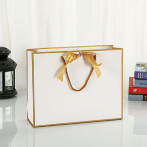 Bolsas de papel Kraft negras de lujo al por mayor logotipo de marca impreso personalizado para ropa regalo al por menor compras con asa cómoda - Product Image 2