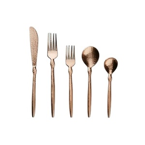 Ensemble de couverts à la mode en acier inoxydable avec poignée en cuivre élégant, parfait pour les couverts de restaurant et les mariages élégants - Product Image 1