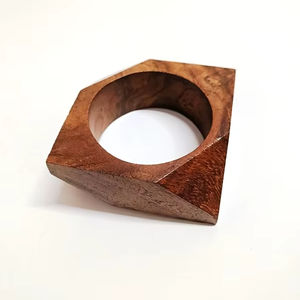 Brazaletes de madera hechos a mano de la mejor calidad con motivos tribales Joyería de declaración única para trajes bohemios Disponible al mejor precio - Product Image 1