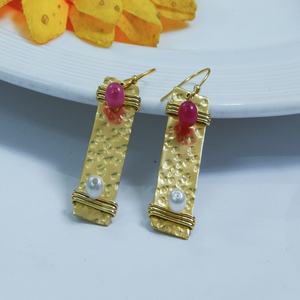 Pendientes chapados en oro de latón de diseñador Pendientes de trabajo de piedras preciosas de jade Joyería al por mayor para mujeres y niñas Use en Party's - Product Image 2