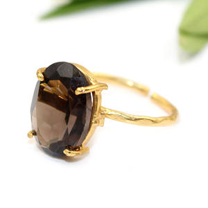 Anillo de cuarzo ahumado hecho a mano en acabado dorado, banda de martillo, estilo bohemio, joyería llamativa - Product Image 2