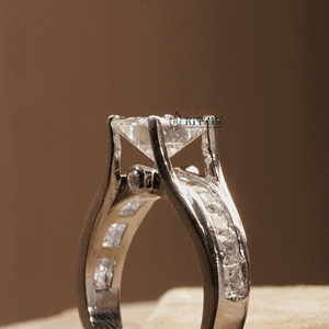 Bague de fiançailles avec diamant coupe princesse solitaire avec accent pour femme - Product Image 2