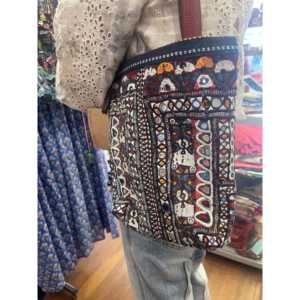 Bolso Bandolera Bohemio JAT Midnight con Asa Única, Cierre de Cremallera, Bordado, Cadena, Protección RFID, Moderno, Portátil y Elegante de PU - Product Image 1