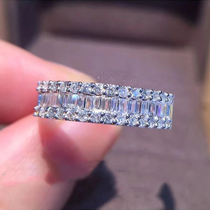 Anillo de Compromiso de Diamante Cultivado en Laboratorio con Claridad VVS en Oro Blanco de 14K para Mujer, Certificado IGI, Corte Baguette - Product Image 4