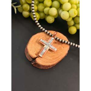 Colgante de Cruz Navajo Hecho a Mano en Cobre y Plata de Ley, Joyería Cultural Coleccionable - Product Image 3