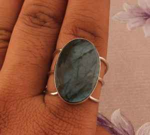 แหวนพลอยลาบราโดไรต์สีน้ำเงินไฟ ตัวเรือนเงินแท้ 925 แบบคลาสสิก เหมาะสำหรับงานปาร์ตี้ - Product Image 4