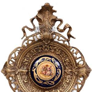 Marco de pared decorativo adornado de latón antiguo con obra de arte floral de porcelana central diseño de lujo vintage de latón envejecido hecho a mano - Product Image 3