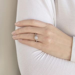 Anillo de Compromiso con Diamante Cultivado en Laboratorio de Corte Redondo con Detalles de 6 Puntas, Estilo Elegante para Mujer, Marca RITZIN - Product Image 4