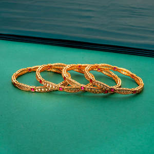 Últimos brazaletes de moda delicados antiguos Calidad de exportación hecha a mano con chapado en oro mate - Product Image 1