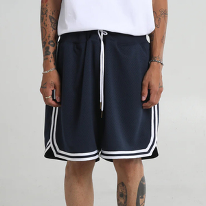 Short de basket-ball conçu sur mesure tissu de maille respirante avec panneaux latéraux et poches pour hommes fabricant OEM de vêtements de sport - Product Image 1