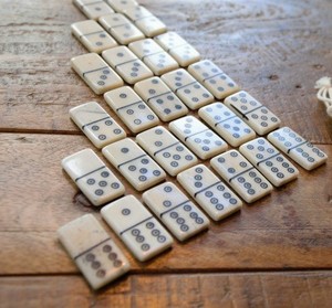 Jeu de dominos médiéval double six en os écologique inhabituel, poli, style animal, créatif pour le SCA par Crescent Crafts - Product Image 1