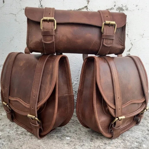 Grande pochette de selle de moto en cuir marron personnalisée sacoche sport style 3 avec logo personnalisé sacs de voyage pour motocyclistes - Product Image 1