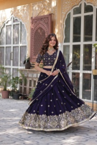 Vente à l'exportation Magnifique Rangoli Soie Lehenga Choli Fil & Paillettes Broderie Travail Haute Couture Look Disponible à la Vente - Product Image 3