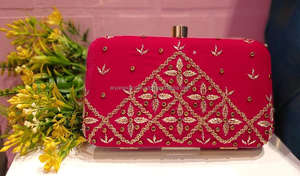 Nouvel arrivage Superbe pochette de soirée en satin multicolore à imprimé floral gaufré fait à la main pour femmes Sac à main avec chaîne en métal perlé - Product Image 2