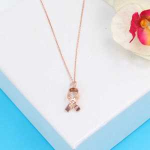 Collier en Or 14K et Argent Sterling 925 Plaqué Rhodium avec Ruban Gravé 'PEACE' et Pierres Principales en Zircon, Diamant et Perle, Livré en Boîte - Product Image 4