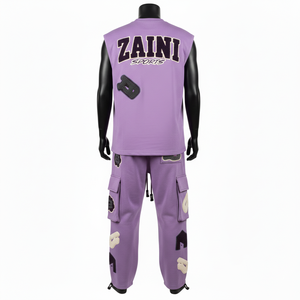 Conjunto de pantalón cargo sin mangas para hombre, de felpa de algodón premium de 320 g/m², color lavanda púrpura, con bordado de chenilla y logotipo personalizado, conjunto de 2 piezas para hombre. - Product Image 2