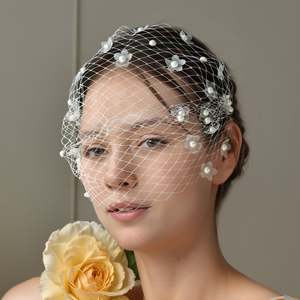 Peigne de mariée vintage fait main en maille de perles blanches Bridella VA15-W avec strass, ajustement confortable pour mariages, bals et événements formels - Product Image 1